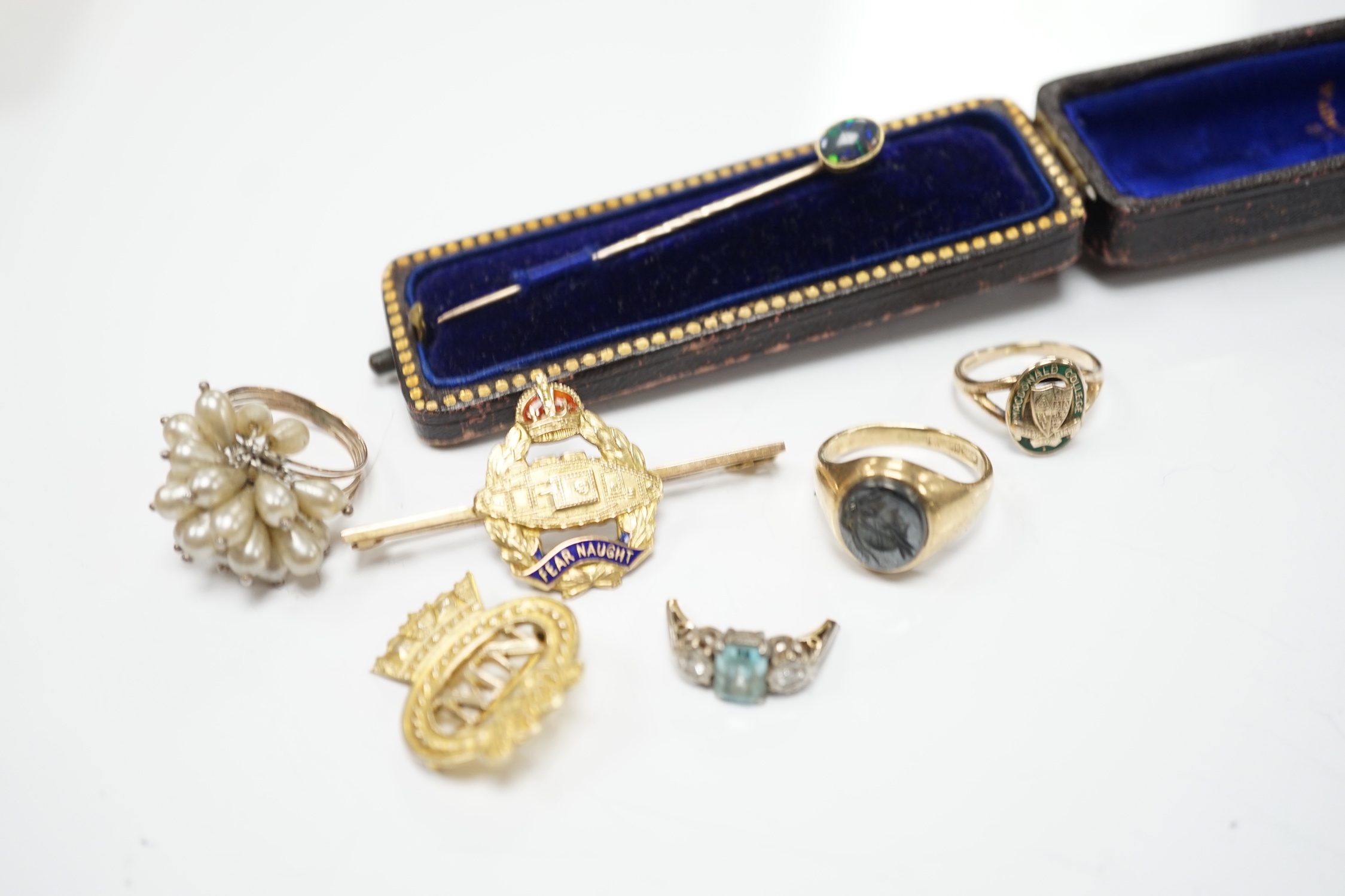 Sundry jewellery including 10k and enamel college ring, two 9ct brooches, stick pin etc.